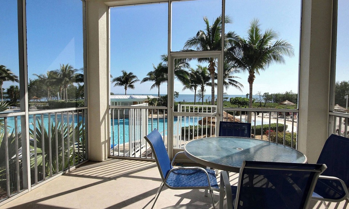Rock Harbor House | 411 Mariners Club - This 4-bedroom tri-level townhouse is perfect for couples, family & friends