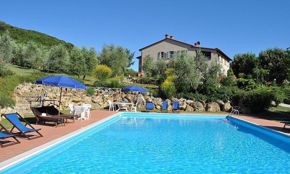Iano House | Casa Raissa A: A characteristic and welcoming apartment that is part of a villa immersed in a splendid landscape, in a lovely little hamlet, with Free WI-FI.