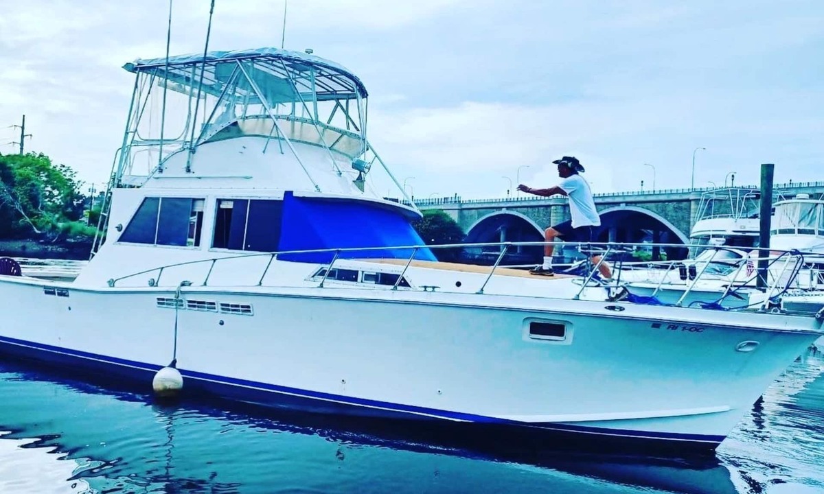Edgewood Boat Rental | Heart of Providence - 42 ft. Heated House Boat