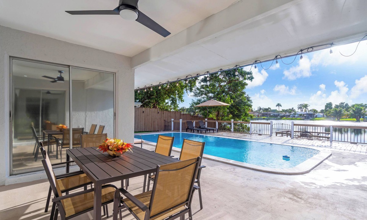 Pembroke Pines House | Lakefront Pool Family Home in Hollywood 10 minutes to HardRock stadium