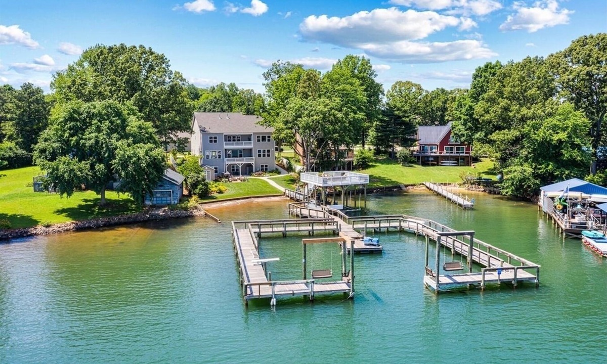 Denver Villa | Live on the Lake - Estate Sleeps 22 | Biggest Dock on the Lake, Movie Theater, 2 Chef's Kitchens, Game Room, Lakefront Getaway