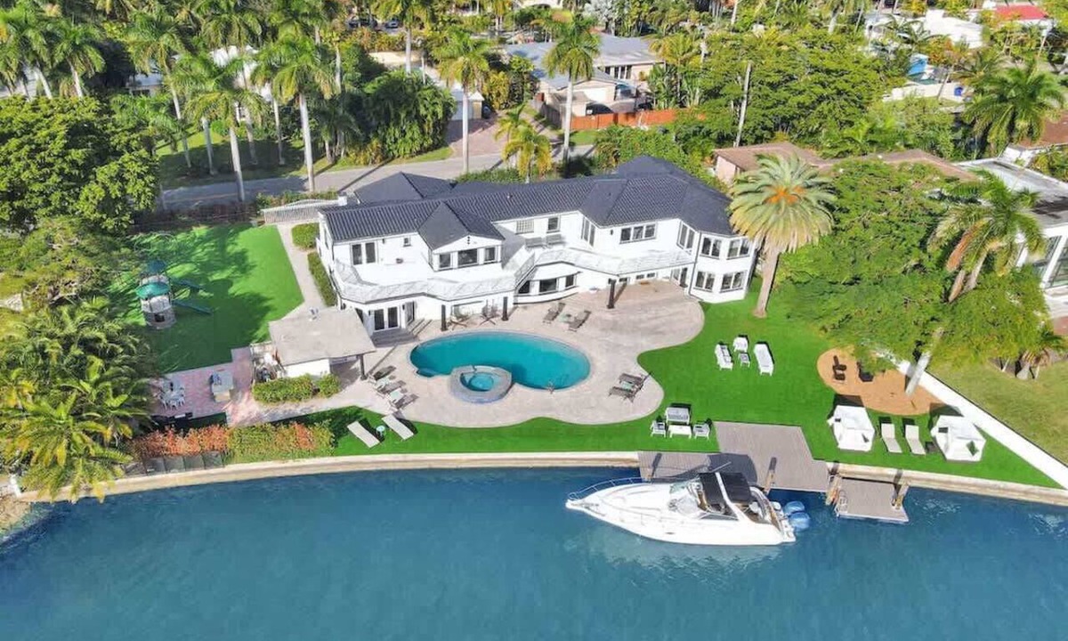 South Lake Villa | Luxurious Lake front Villa 10BR
