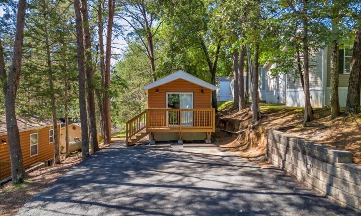 Pigeon Forge Cottage | Quiet Cottage Retreat w/King Bed Sleeps 2