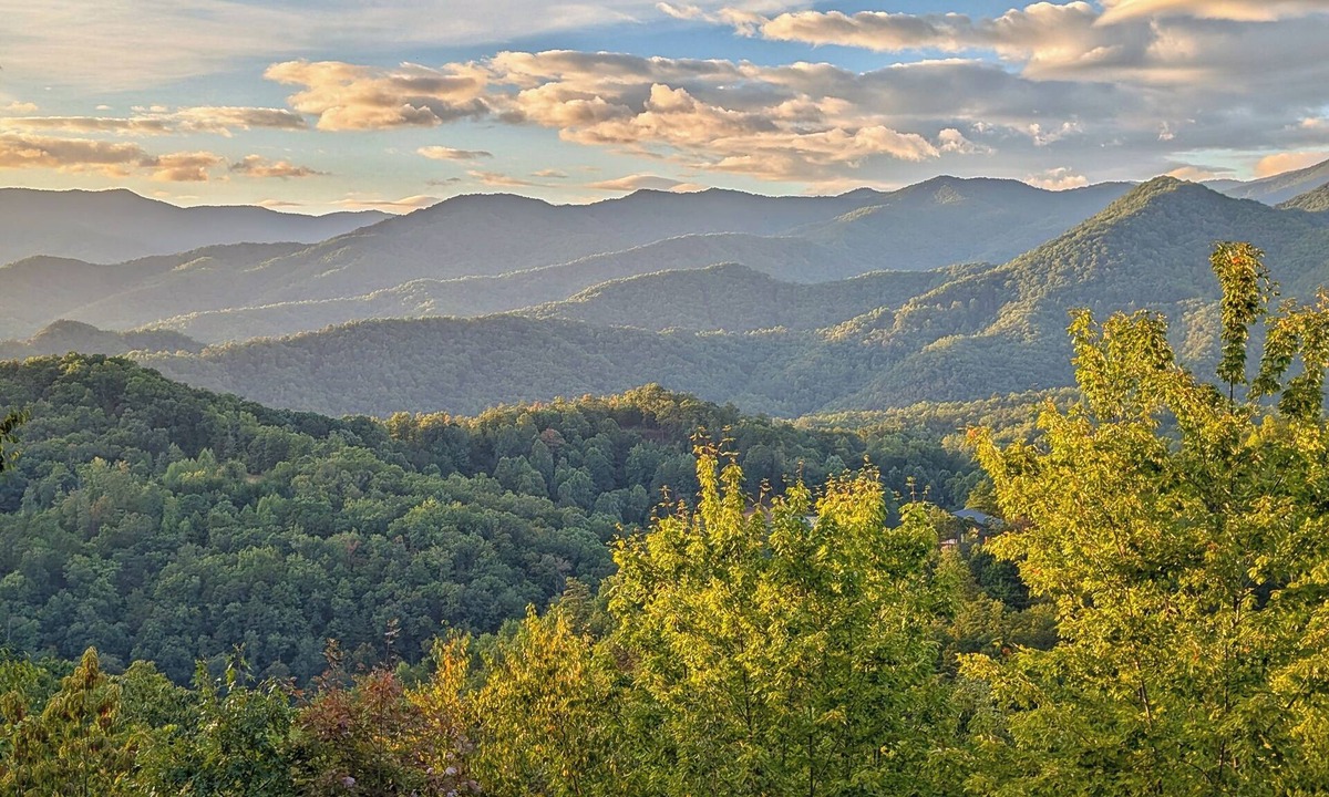 Bryson City Cabin | Quiet Mountain-Top Cabin, Gorgeous Views of Great Smoky Mountains with Hot Tub