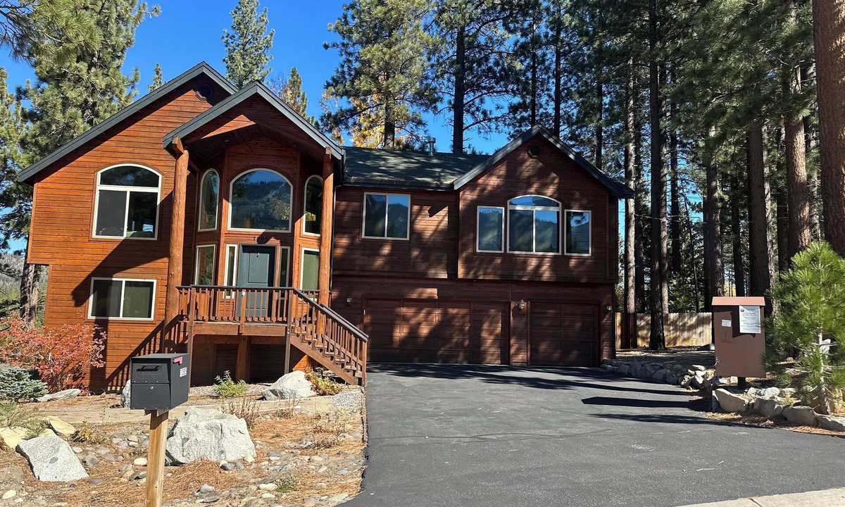 Mountain View Estates House | Spacious 4-bedroom house with beautiful views in South Lake Tahoe