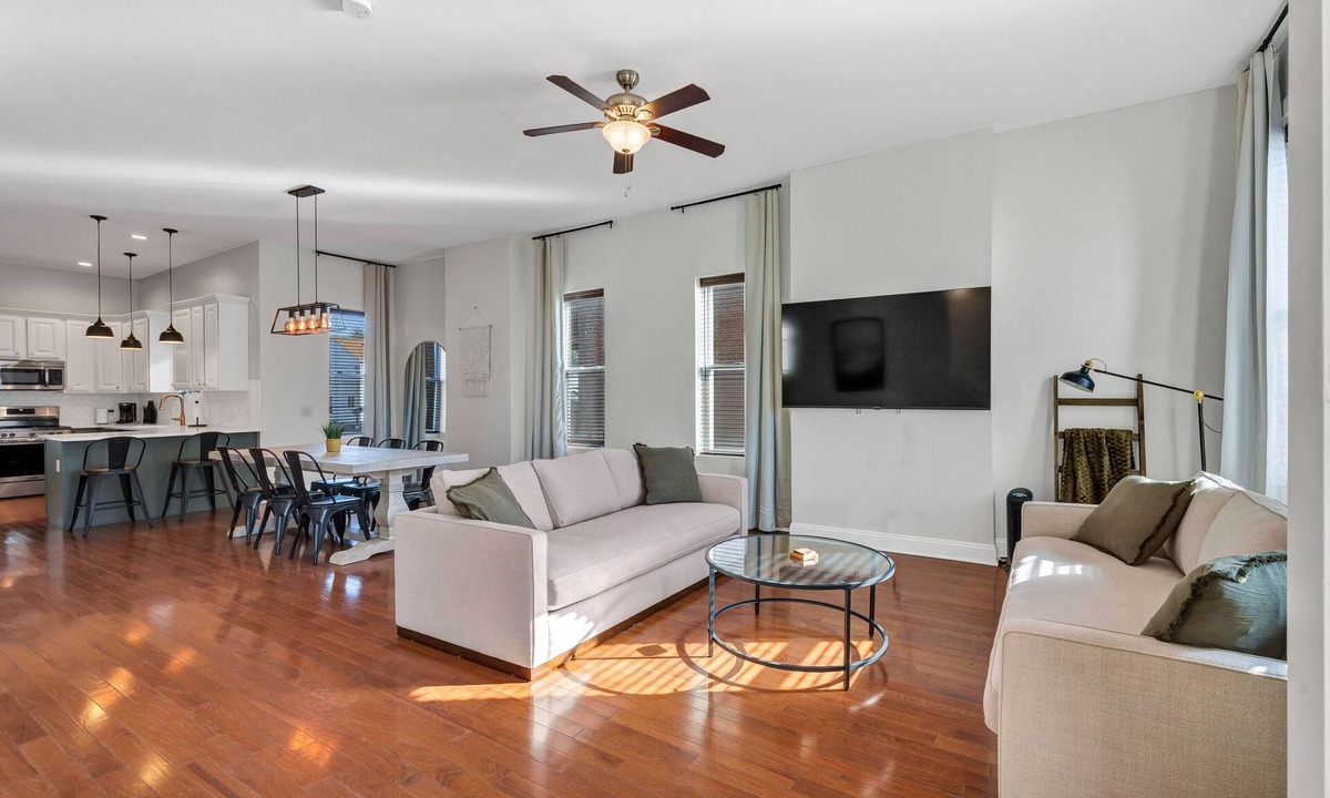 The Gate House | Spacious 5-bedroom house in Downtown Saint Louis with free Parking and Yard.