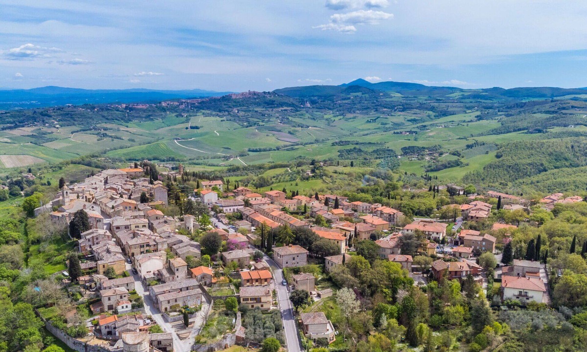 Montefollonico House | Wonderful private villa for 5 people with WIFI, A/C, TV, patio, pets allowed and panoramic view