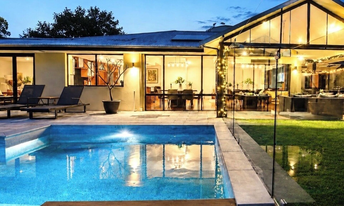 Perth House | Zig Zag Retreat - Perth Hills Home With Stunning Views and Infinity Pool