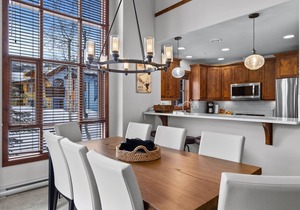Magnificent multi level 3 bedroom + den townhouse, close to Morrisey lift in Sun Peaks