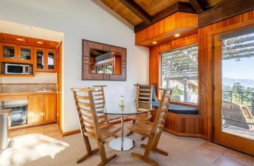 Posts Villa | 5 acres pool/spa, walk to all Big Sur has to offer