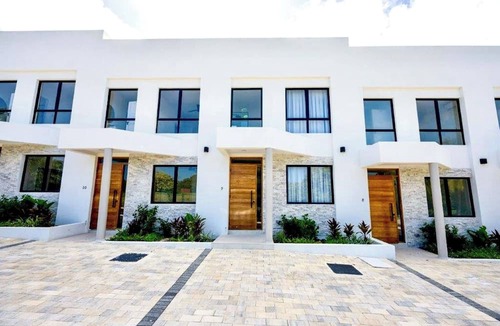 Saint Peter Parish House | Azzurro Townhouses - by Zenbreak
