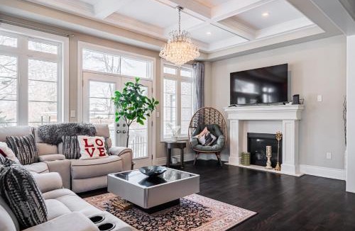 Cooksville Villa | Big House near China Town, QEW, Airport, Mississauga South