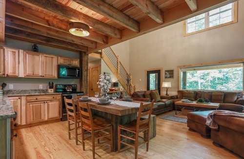 Berkeley Springs Cabin | 🍁 Cozy Luxury Cabin ✨ Hot Tub ♨️Fire Pit 🔥Pool Table 🎱Minutes to Berkeley Springs