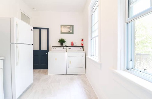 Cabbagetown South Apartment | Downtown Spacious 1 BR. Quiet with Private entrance, close to everything