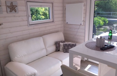 Rustersiel Apartment | Hausboot KHT 1 Lacet mit Elektrokamin im Salon, 1 Schlafraum, Küche, Duschbad m by Interhome