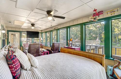 Jefferson House | Lakefront Home: Deck, Grills & Fire Pit in Karnack