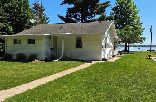 New Lisbon Cottage | Lakeside Cottage With Pier, Great For Family, Swimming, Fishing, Close To Dell's