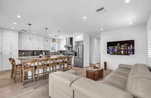 Cross Key Waterways House | Las Olas
