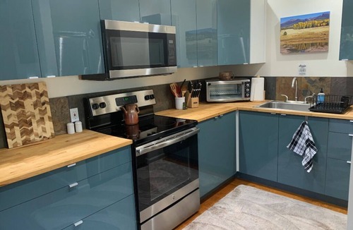 Kachina Village Cottage | Mountain Pines Cottage Guest House over Garage on Quiet Cul-de-sac + Hot Tub!