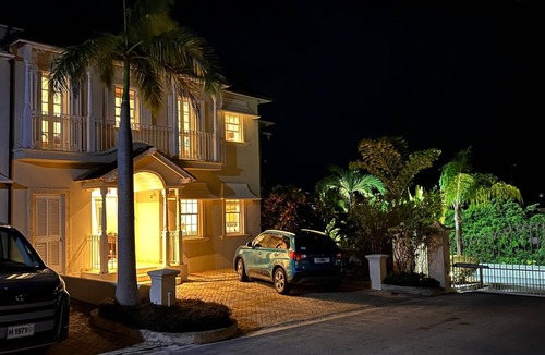 Little Battaleys House | Mullins Beach Villa - Luxury with Private Spa Pool