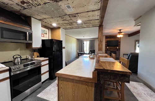Jonesboro Bed & Breakfast | Nanny's Place- Cozy Rustic Getaway B&B by Shawnee Hills Wine Trail and Parks