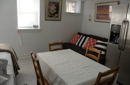 Capitol Hill House | One Block to Library of Congress- Capitol Hill-English Basement