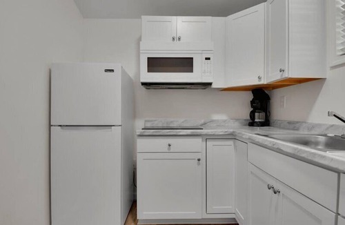 Pigeon Forge Cottage | Quiet Cottage Retreat w/King Bed Sleeps 2