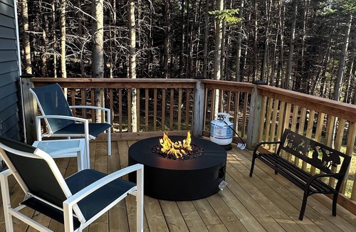 Stanley Bridge Cottage | Quiet Lakeside-Style 2BR Cottage | Firepit, Deck & Cozy Summer Nights