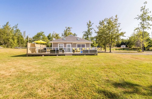 Bay of Fundy & Annapolis Valley Cottage | Relax at this bright and welcoming 2-bedroom retreat on Aylesford Lake