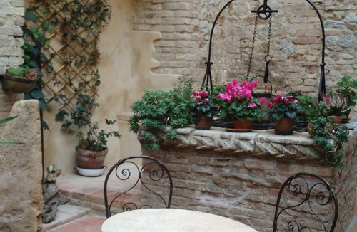 San Gimignano City Centre Apartment | san gimignano apartment in historical center, courtyard and fast free wifi