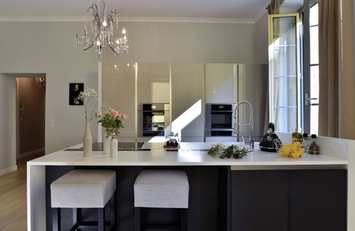 Old Town Apartment | Spacious 3BR/3BA Apartment in Old Town Nice 2-Min Walk to Beach Full A/C