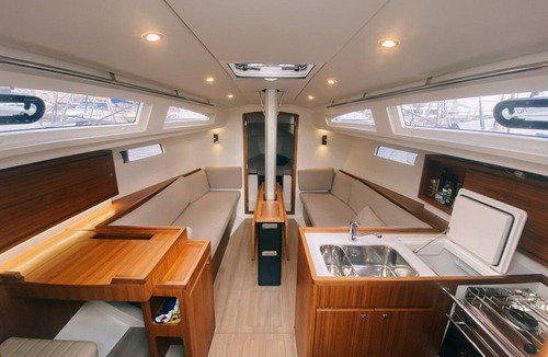 7th Arrondissement Boat Rental | Sun-Kissed Sailing Adventure to Viejo Puerto