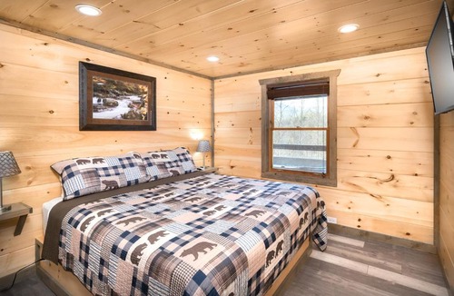 Pittman Center House | Trail Head Cabin Short Walk to Lake
