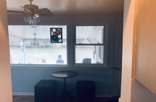 Kingsville Cottage | Water Front, Cedar Island Marina, Beach, Wineries, New HVAC, Newly Renovated