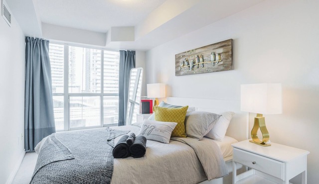 1BR+Den Downtown - Steps from CN Tower, Rogers Centre, TIFF & More in Toronto