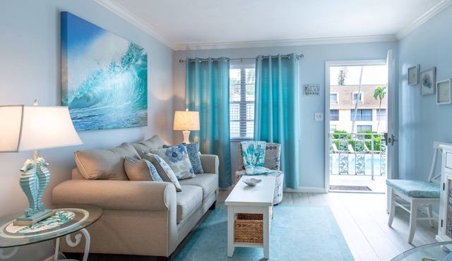 2 BD/2BA. Just steps to Beach, Walk to 3rd St South in Naples