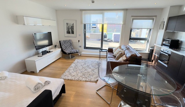 2-bed Apt, Sleeps 7, 5 Mins to Camden Market in London