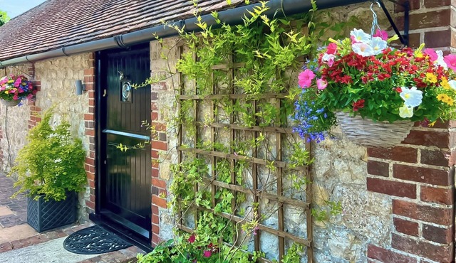 2 bedroom accommodation in Sellindge, near Folkestone in Etchinghill