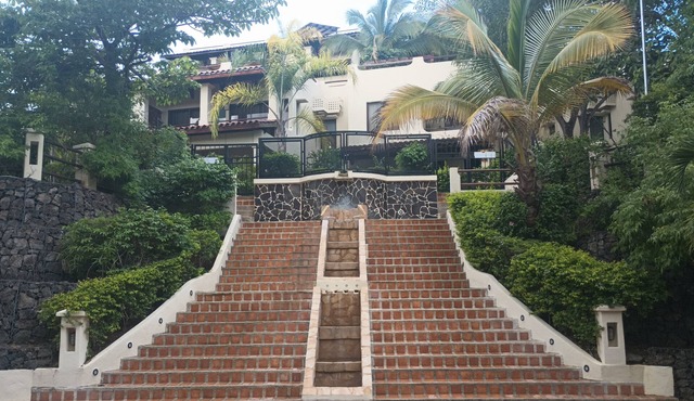 2-bedroom resort in wonderful Playas del Coco with WiFi, AC; extra sleeper