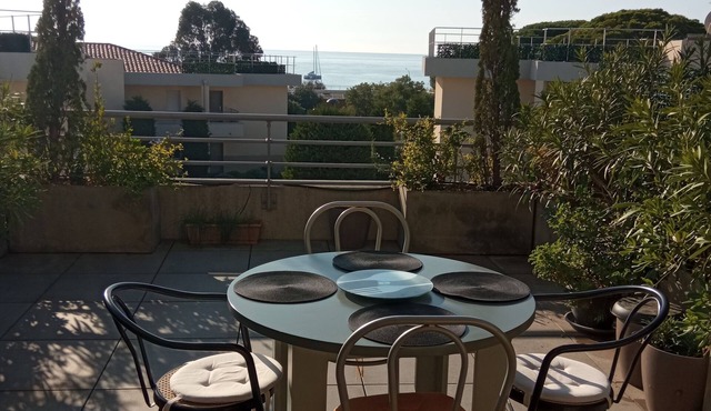 2 Pièces Face Plage vue Mer, Terrasse, Piscine, Ascenseur in Sainte maxime