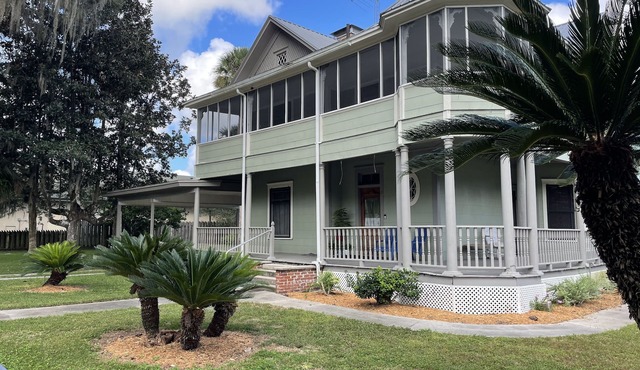 2 Story 4br 2bth Historical Hm, Centrally Located to Ocala, Gaines & Cedar Key in Williston