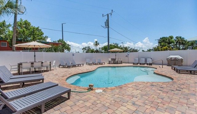 2633 Coconut Dreams B: 4BR w/Pool & Steps to Beach in Fort Myers Beach