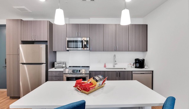2B2B Modern Apt with Amenities in Aurora