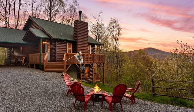 3 Master Suites - Long Mountain Views Every Room - Gated - Fire Pit - Fire Place in Maggie Valley