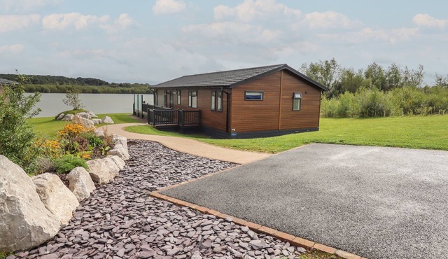 40 DELAMERE POINT, pet friendly, with hot tub in Delamere in Northwich