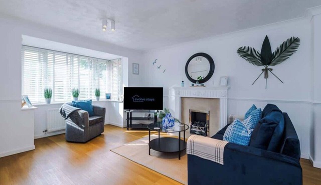 4BR Home for 8 | Kitchen + Parking in Northwich in Northwich