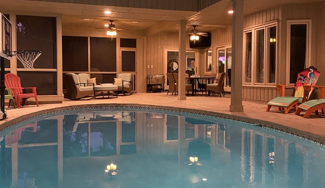 5 Bed Sea Pines- Sleeps 17- Steps to Beach Access - Screened Pool, EV Charger in Hilton Head Island