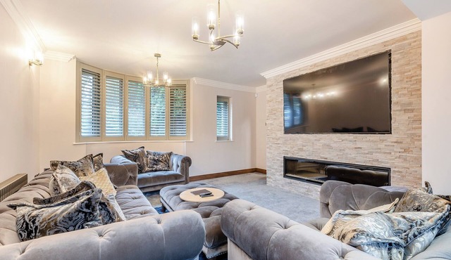 5 bedroom accommodation in Cromford, near Matlock Bath in Matlock