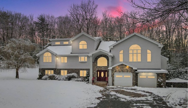 5 BR Luxury Escape with Hot Tub, Home Theater, Arcade, Min from Lake & Slopes in Tafton