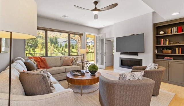5-Star. Luxury Condo, Heated Pool, Hot Tub, Ski in/out @ Windham in Windham